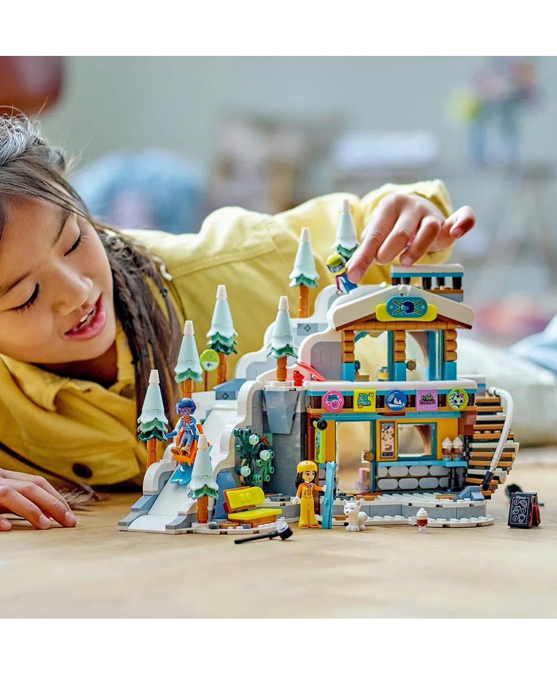 مجموعة لعبة بناء منحدر التزلج والمقهى في العطلة 41756 من LEGO® Friends (980 قطعة) - الصورة 6