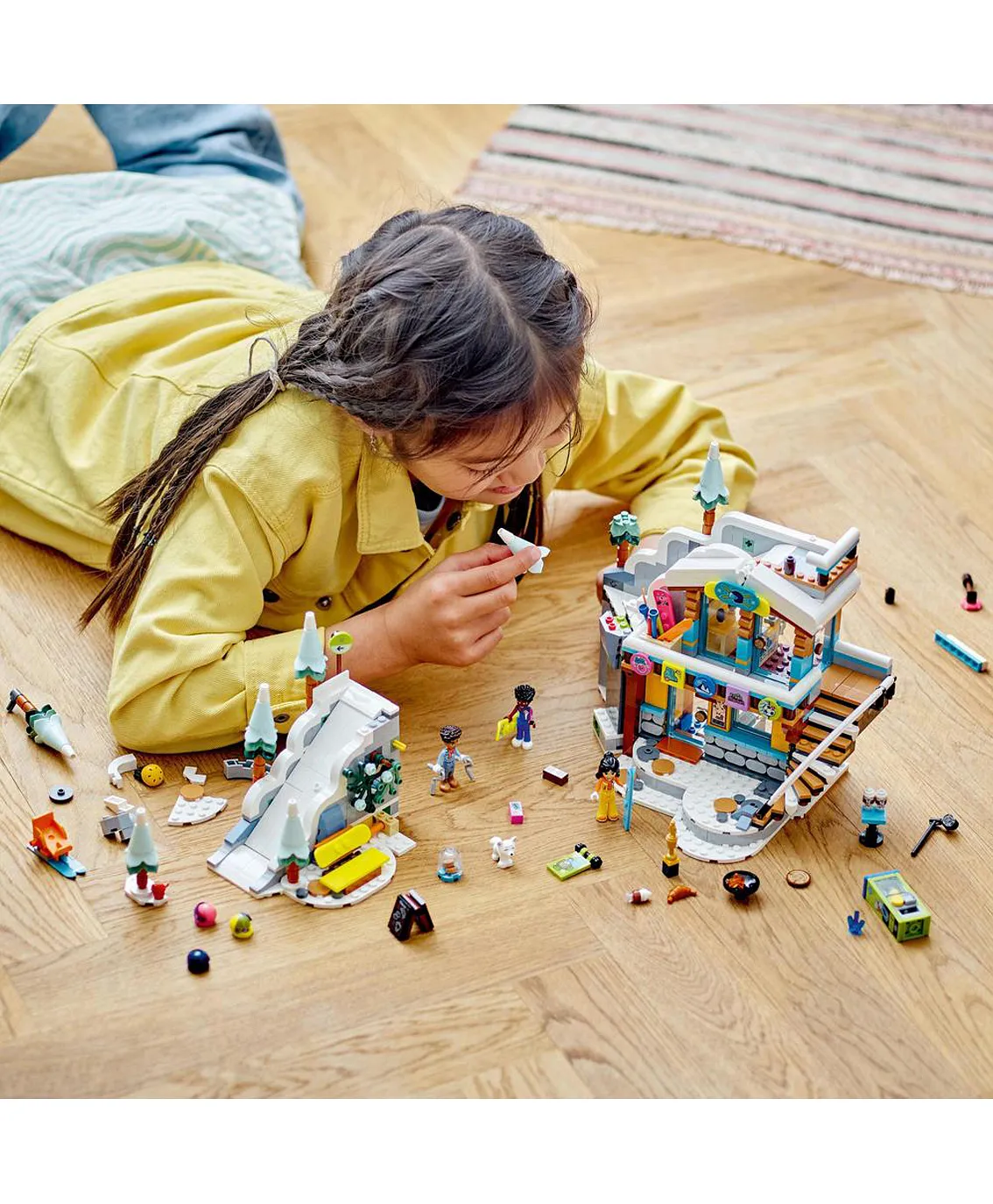 مجموعة لعبة بناء منحدر التزلج والمقهى في العطلة 41756 من LEGO® Friends (980 قطعة) - الصورة 7