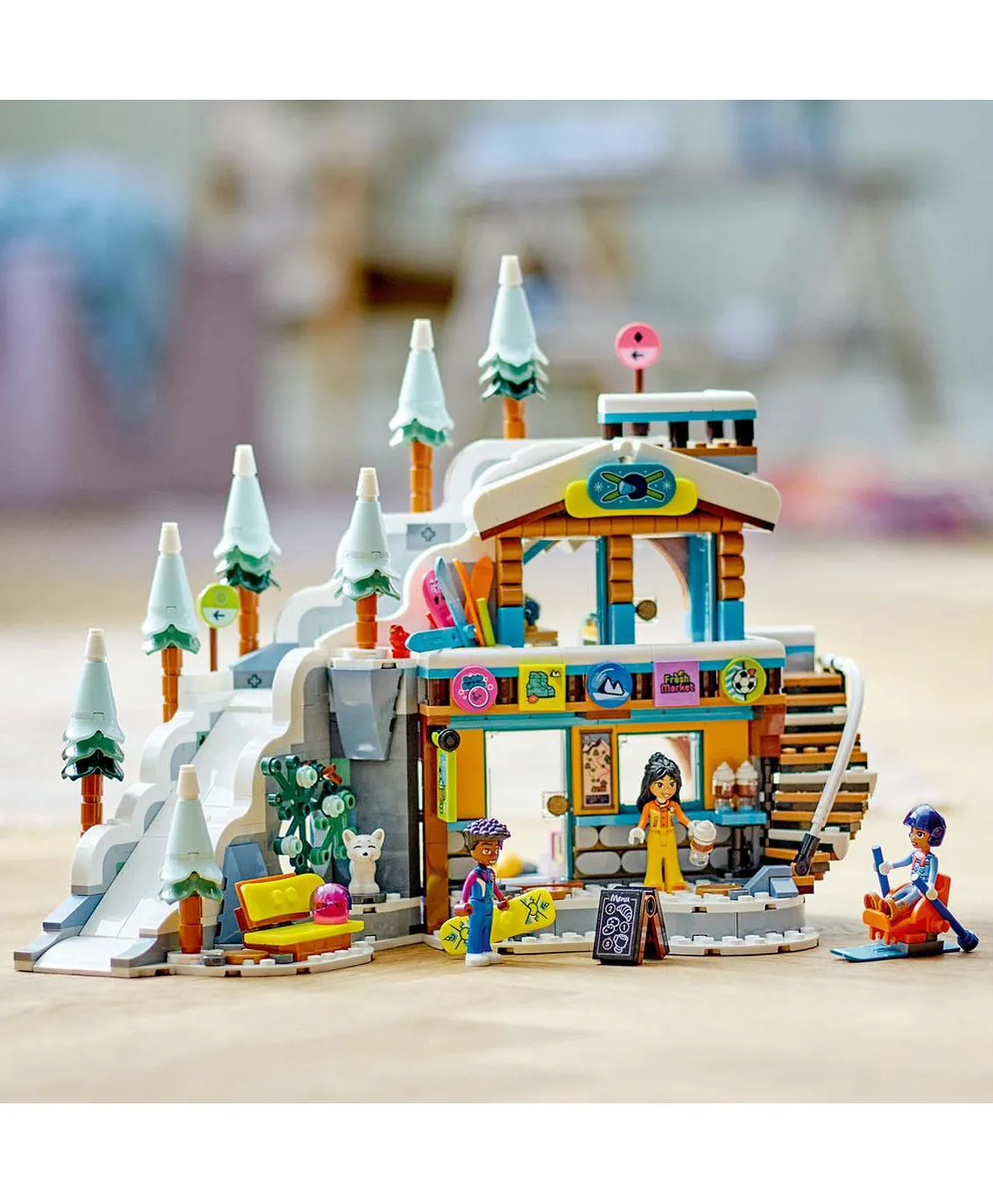 مجموعة لعبة بناء منحدر التزلج والمقهى في العطلة 41756 من LEGO® Friends (980 قطعة) - الصورة 8