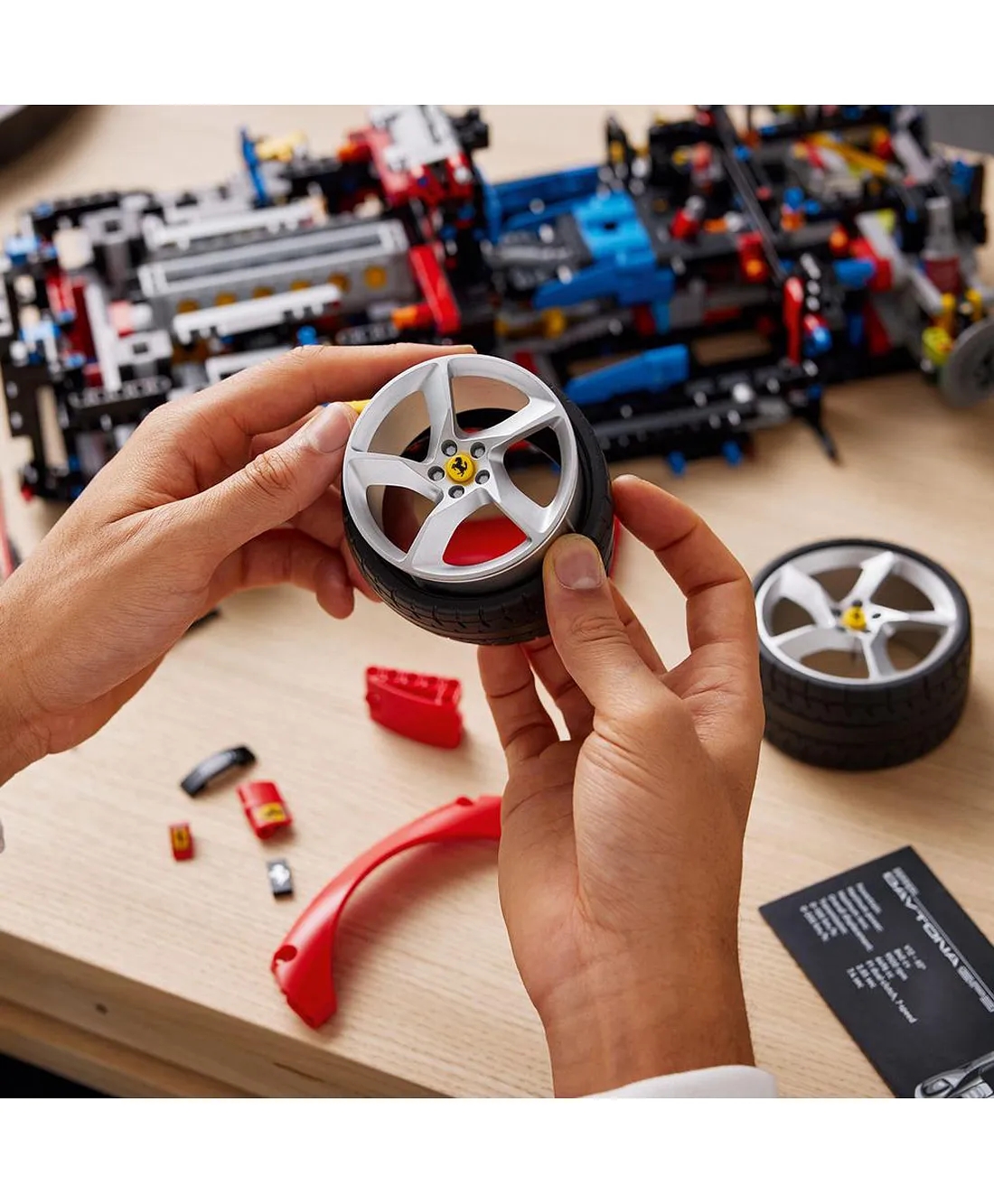 ليغو - مجموعة بناء فيراري دايتونا إس بي 3 تكنيك - 3778 قطعة - الصورة 9