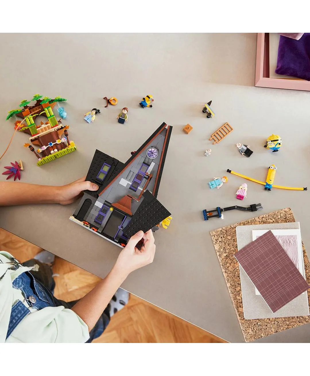 مينيونز وقصر عائلة غرو 75583 من LEGO® Despicable Me 4 - الصورة 6