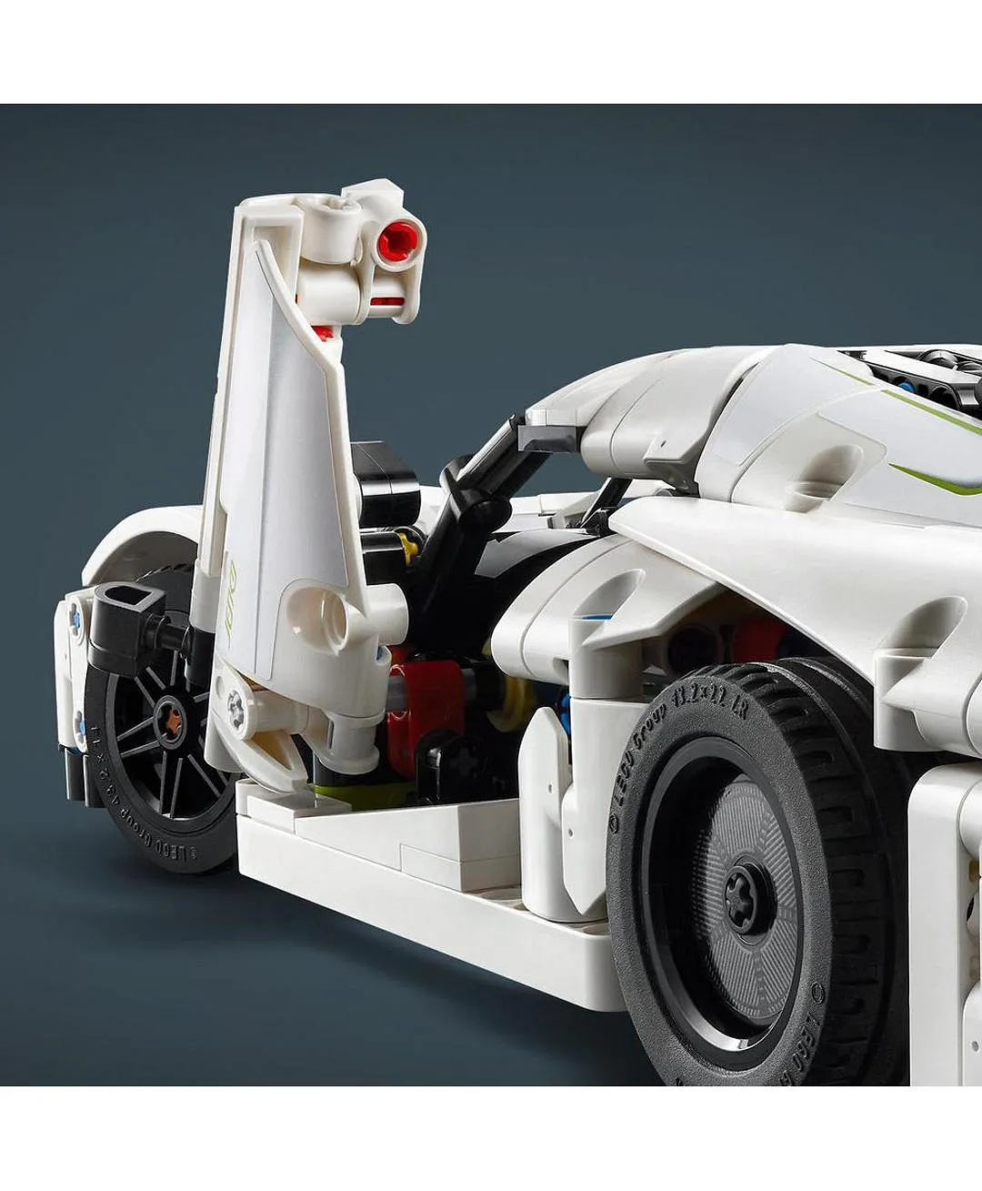 السيارة الخارقة البيضاء Koenigsegg Jesko Absolut 42184 من LEGO® Technic - الصورة 6