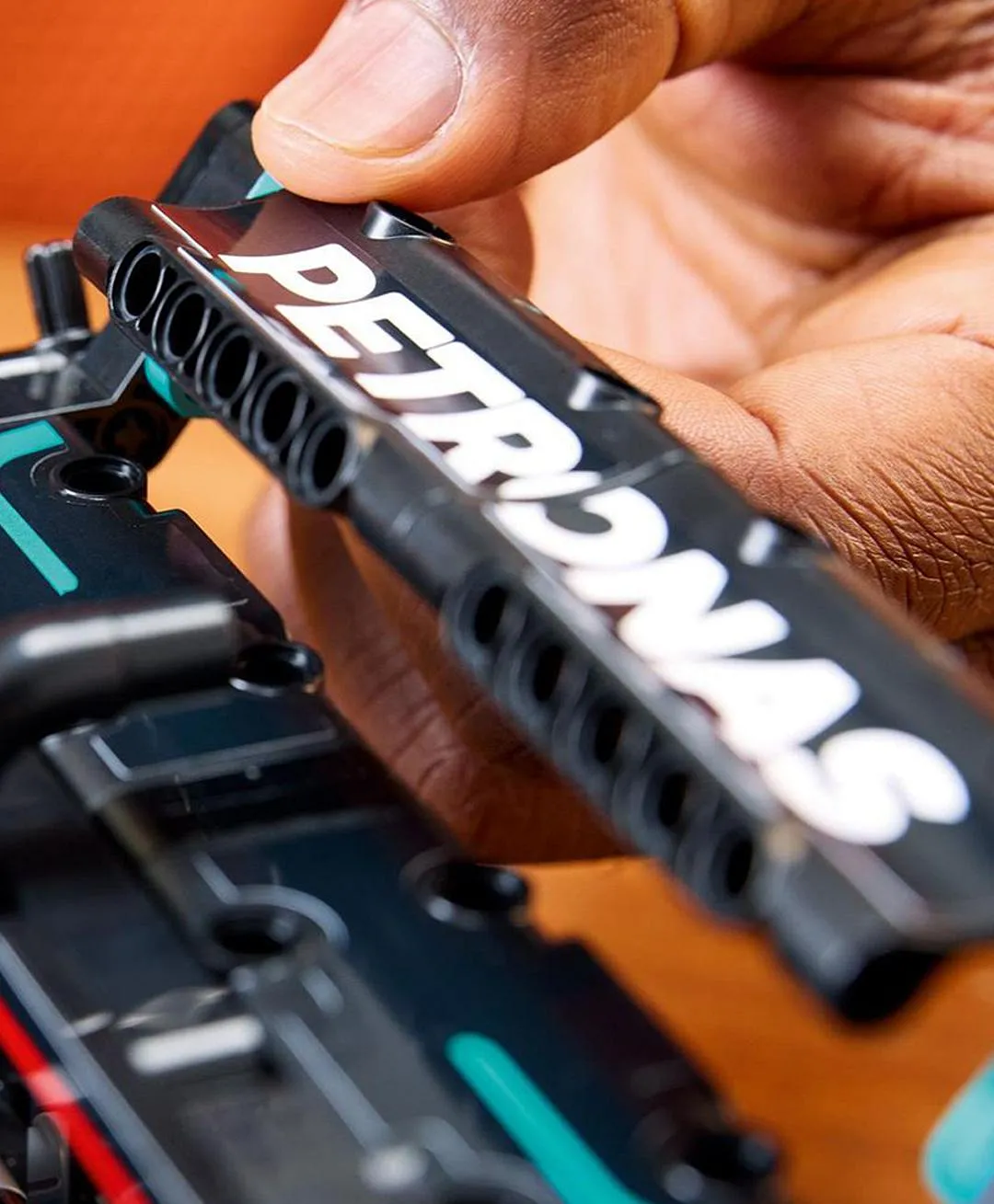 Mercedes-AMG F1 W14 E Performance 42171 من LEGO® Technic - الصورة 10