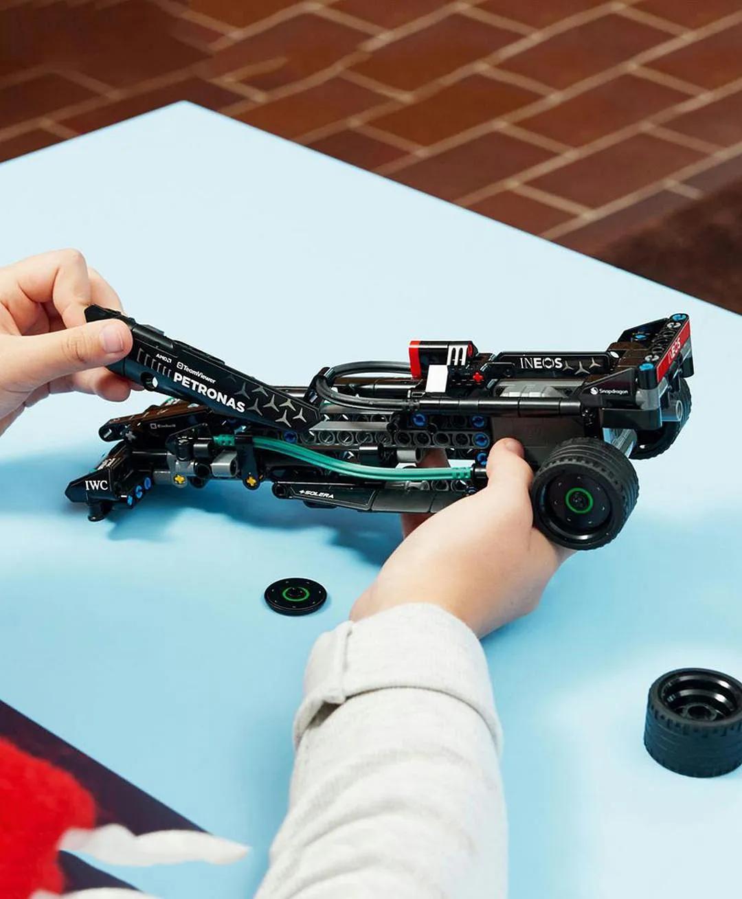 Mercedes-AMG F1 W14 E Performance Pull-Back 42165 من LEGO® Technic - الصورة 6