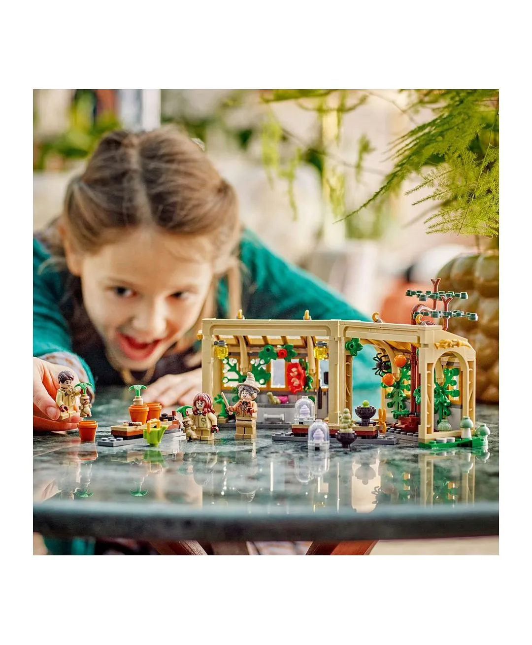 قلعة هوغوارتس™: صفّ علم الأعشاب من ليغو® Harry Potter™، هدية ساحر للأطفال، مجموعة صفّ دراسي 76445 - 390 قطعة - الصورة 6