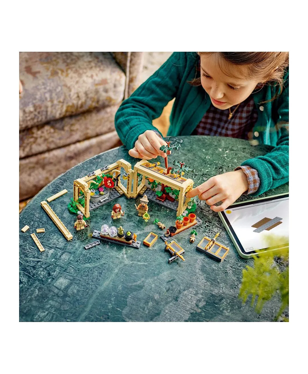 قلعة هوغوارتس™: صفّ علم الأعشاب من ليغو® Harry Potter™، هدية ساحر للأطفال، مجموعة صفّ دراسي 76445 - 390 قطعة - الصورة 7