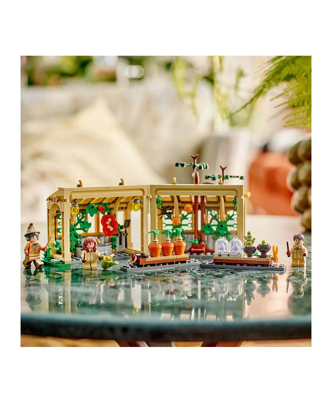 قلعة هوغوارتس™: صفّ علم الأعشاب من ليغو® Harry Potter™، هدية ساحر للأطفال، مجموعة صفّ دراسي 76445 - 390 قطعة - الصورة 8