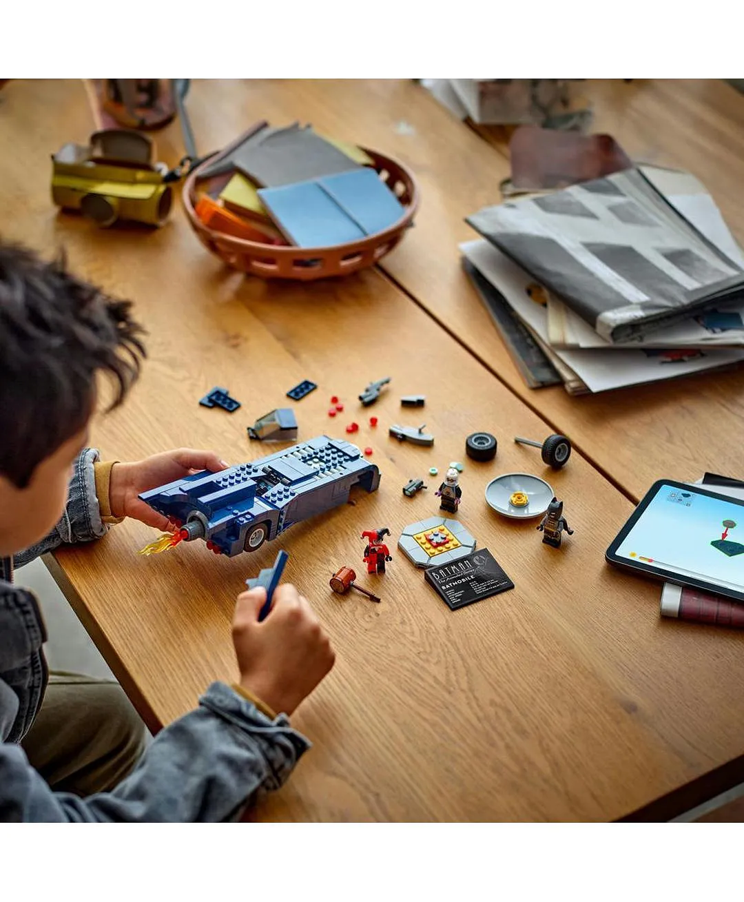 الرجل الوطواط مع سيارة الوطواط™ مقابل هارلي كوين™ ومستر فريز™ 76274 من LEGO® DC Batman™ - الصورة 6