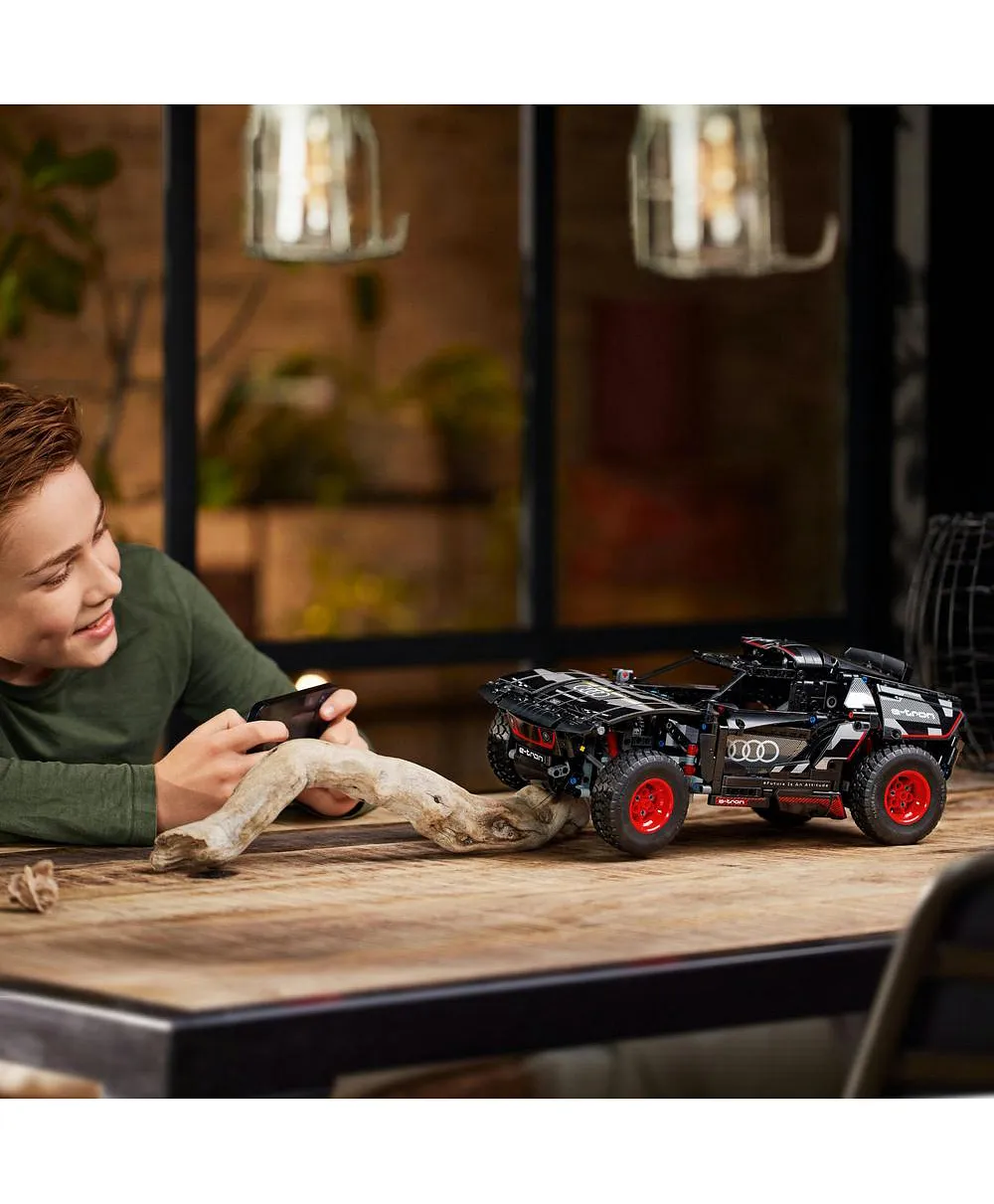 مجموعة لعبة بناء أودي آر إس كيو إي ترون 42160 من ™LEGO® Technic (914 قطعة) - الصورة 5