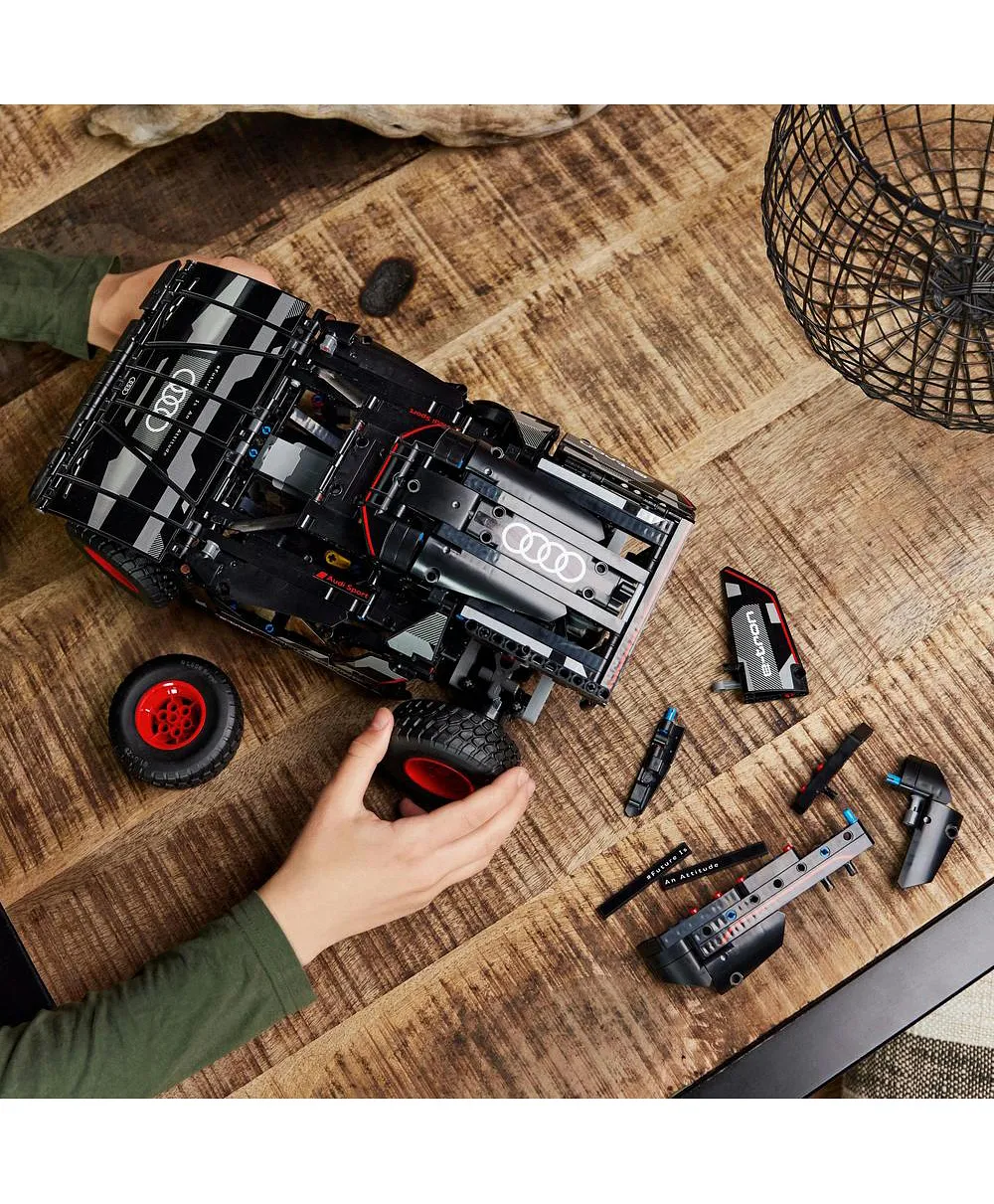 مجموعة لعبة بناء أودي آر إس كيو إي ترون 42160 من ™LEGO® Technic (914 قطعة) - الصورة 6