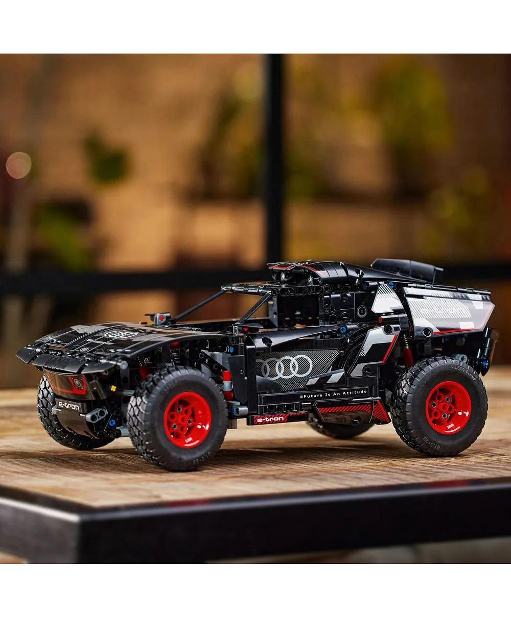 مجموعة لعبة بناء أودي آر إس كيو إي ترون 42160 من ™LEGO® Technic (914 قطعة) - الصورة 7