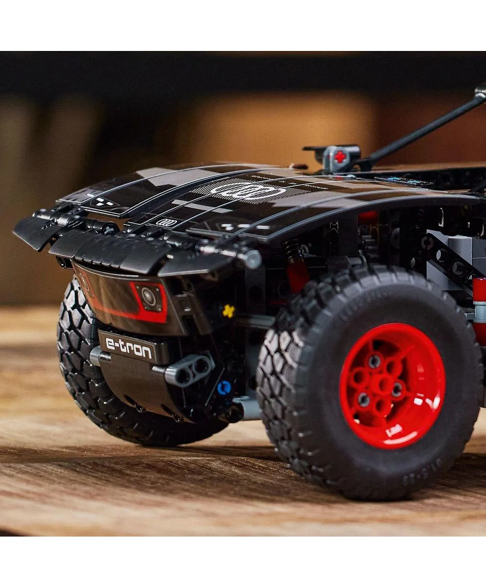 مجموعة لعبة بناء أودي آر إس كيو إي ترون 42160 من ™LEGO® Technic (914 قطعة) - الصورة 10